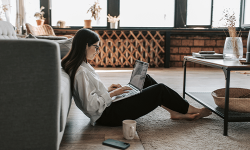 Image d'une femme sur ordinateur à la maison