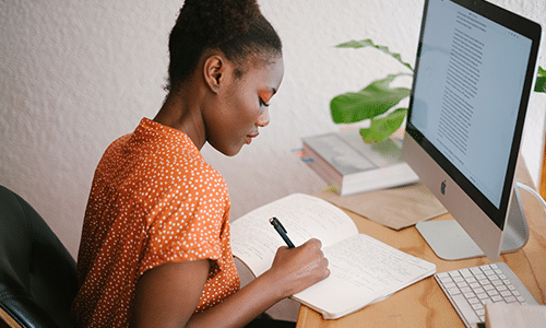 Image d'une femme au travail