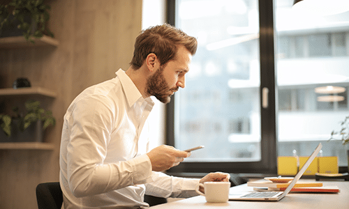 Image d'un homme travaillant en ville