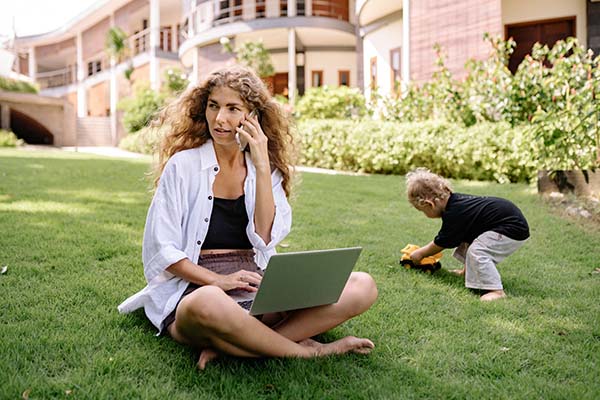 Personne au téléphone en télétravail